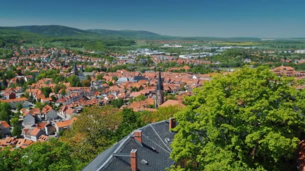 Vista desde la cima de la pintoresca ciudad de Wernigerode. visible en la distancia el edificio del Ayuntamiento — Vídeo de stock