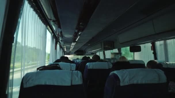 Bus met toeristen, uitzicht vanaf in de cabine — Stockvideo