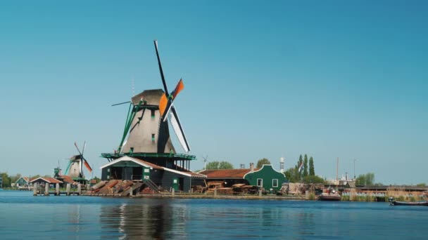 De diepte van de Nederland - een prachtig landschap met een oude molen — Stockvideo