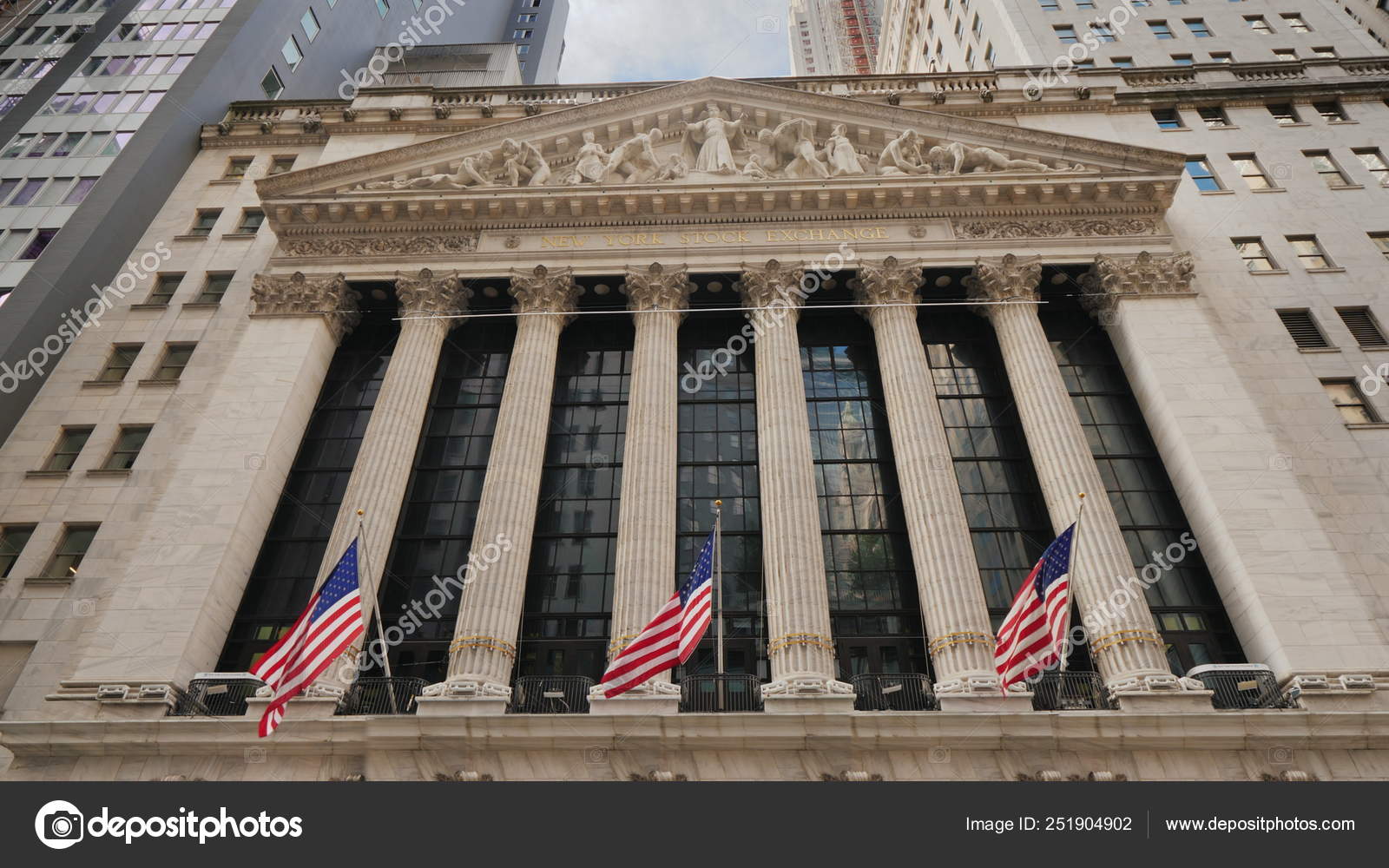 纽约, 乌萨, 2018年9月: 位于纽约华尔街的证券交易所大楼, 是美国主要证券交易所, 营业额是世界上最大的. —— 库存社论照片©  StockSeller #251904902