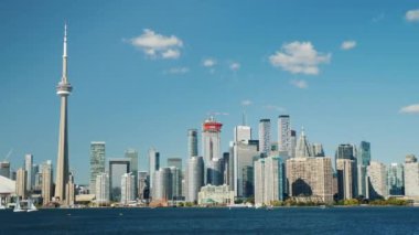 Toronto, Kanada, Ekim 2017: Şehir Toronto üzerinde açık bir günde. Yelken feribotta görüntülemek.