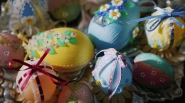 Dekoratif Paskalya yumurtaları ile plaka