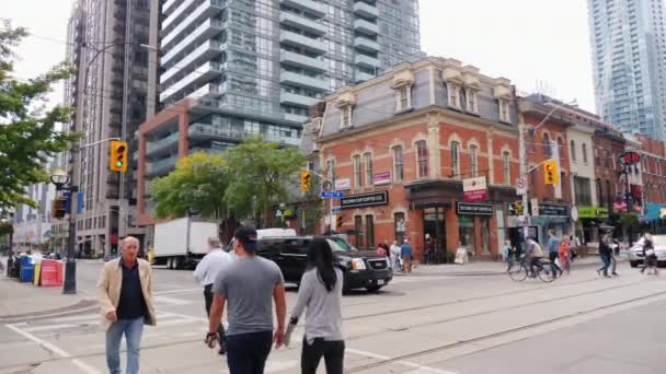 Toronto (Ontario), Canada, octobre 2017 : Intersection animée au centre-ville de Toronto. Cafés et boutiques, carrefour traversent la rue — Video