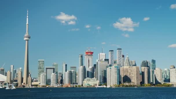 Toronto, Canada, oktober 2017: Stad van Toronto op een heldere dag. Uitzicht vanaf de veerboot zeilen. — Stockvideo