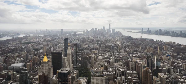 Panorama de Manhattan, rascacielos a lo lejos ahogados en la neblina de las nubes — Foto de Stock