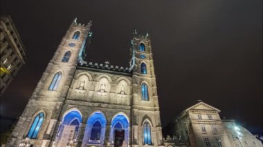 Montreal kenti gece Notre Dame Katedrali yakınında Timelapse video