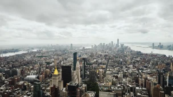 Pan grabó el video del timelapse del distrito financiero de Manhattan en Nueva York. Vista aérea — Vídeos de Stock