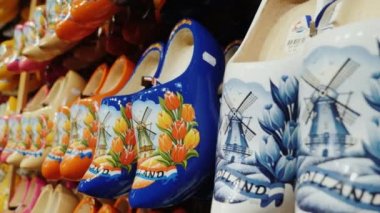 Zaanse Schans, Hollanda, Mayıs 2018: boyalı değirmenler ile güzel ahşap ayakkabılar. Hollanda 'dan popüler bir hatıra