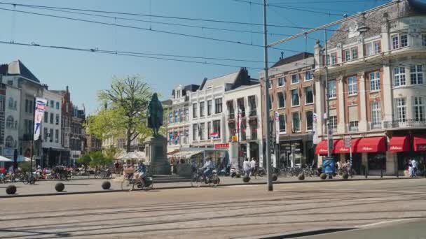 Haia, Holanda, maio de 2018: rua animada no centro de Haia, na Holanda — Vídeo de Stock