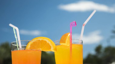 Gökyüzüne karşı serin bir kokteyl ile iki bardak