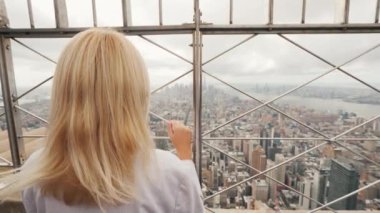 New York 'a hayranlık duyan bir kadının arkadan görünüşü