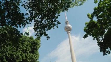 Düşük açısı Shot: Berlin sembollerin biridir Berlin Tv Kulesi