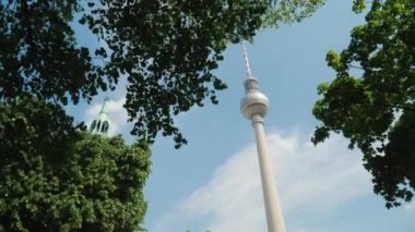 Düşük açısı Shot: Berlin sembollerin biridir Berlin Tv Kulesi