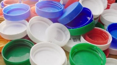 Birçok plastik şişe kapakları. Geri dönüşümlü ve geri dönüşümlü plastik atık kavramı