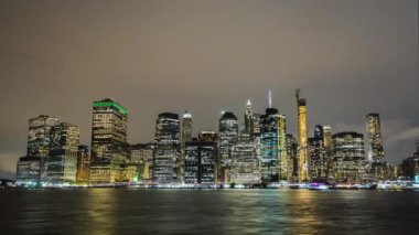 Manhattan 'ın gece manzarası. New York iş bölgesi, gece zamanı.