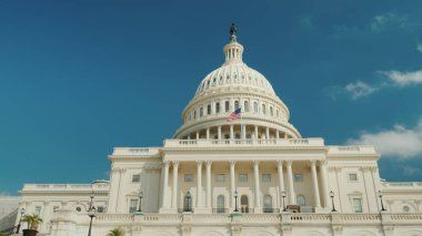 Washington, DC 'deki görkemli ünlü Capitol binası. Mavi gökyüzünün arka planında.