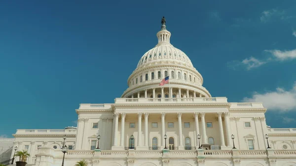 워싱턴 DC 에 있는 장엄하고 유명 한 국회의 사당 건물입니다. 푸른 하늘을 배경으로. — 스톡 사진