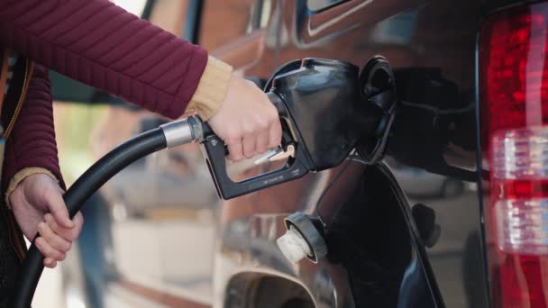 The person closes the tank of the gas tank of the car after refueling — Stock Video