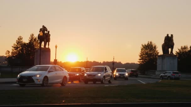 Washington DC, USA, October 2017: Rush hour at Arlington Memorial Bridge at sunset. — Stock Video
