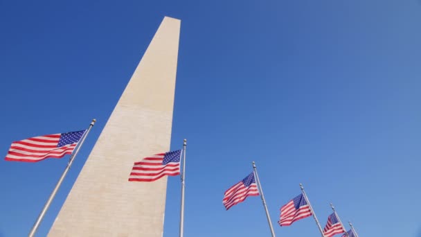 Washington-Denkmal im Hintergrund eines strahlend blauen Himmels — Stockvideo