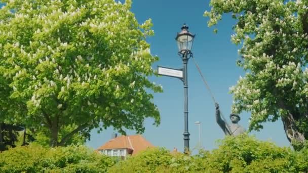 Wernigerode, Duitsland, mei 2018: Licht sculptuur lantaarn een lantaarn in de Duitse stad Wernigerode. De schoonheid van kleine Duitse steden — Stockvideo