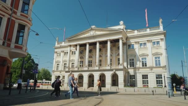 Wroclaw, Polen, maj 2018: Byggnaden av den gamla operan i Wroclaw, Polen. En av de mest kända operorna i Polen och Europa. Klar solig dag — Stockvideo