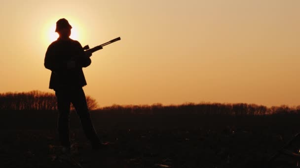 Il cacciatore prende la mira ed è pronto a sparare . — Video Stock
