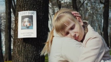 Annem köpeğini kaybeden kızı sakinleştirir.