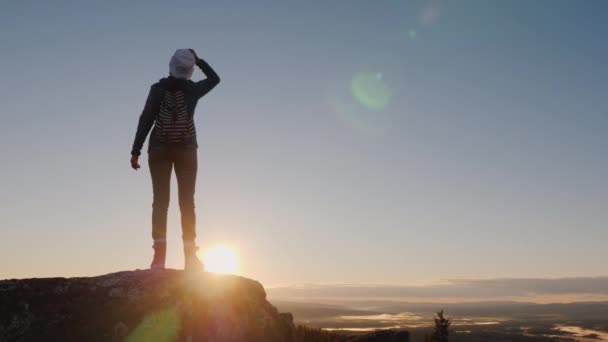 Mulher viajante acenando um boné no topo da montanha. Sucesso e feriados ativos na Noruega — Vídeo de Stock
