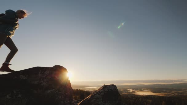 Femme active atteint le sommet de la montagne, admire le magnifique paysage de la Norvège — Video