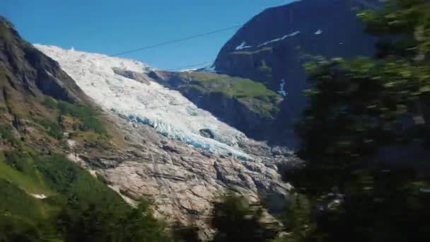 Otroliga landskap från fönstret av bilen-en resa till Norge och en utsikt över glaciären på toppen av berget — Stockvideo