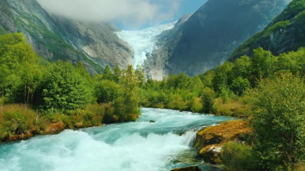 Rio Montanha e glaciar Brixdal ao fundo. As paisagens incríveis da Noruega — Vídeo de Stock