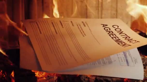 Уничтожение документов в огне — стоковое видео