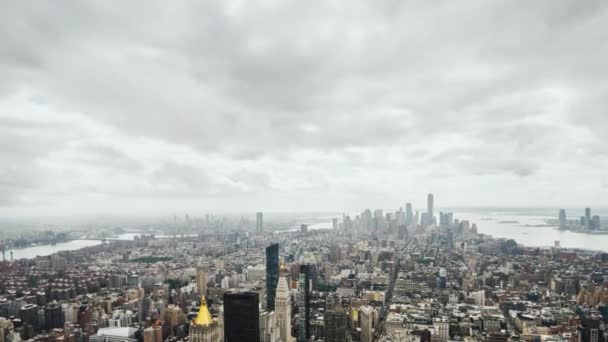 Blick von oben auf das Geschäftsviertel von Manhattan, Panorama-Video mit einer Drehung — Stockvideo