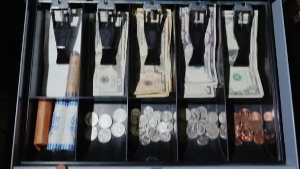 Vidéo POV : Le caissier met l'argent dans la caisse enregistreuse et prend la monnaie. Vente au détail au comptant Dollars américains — Video