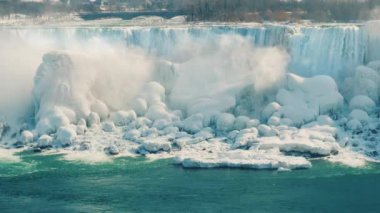 Şelaleli Amerikan kıyısı. popüler bir turizm - Kış sezonunda Niagara Şelalesi. Kanada sahilinden görünüm