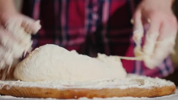 Egy nő zavarja a tésztát a sütéshez. A keretben látható, csak a kezek — Stock videók