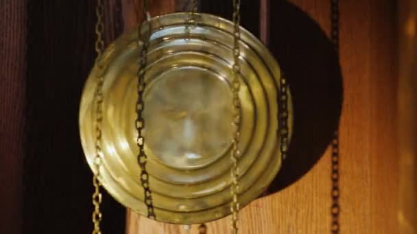 Маятник старого годинника гойдається з боку в бік — стокове відео