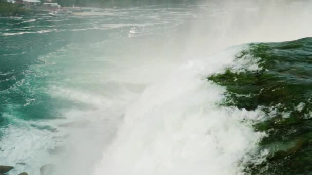 De mooiste watervallen ter wereld. Niagara Falls op de grens van de VS en Canada. Slow motion-video — Stockvideo