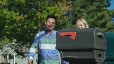 Genç bir çift evin yakınındaki bir posta kutusundan posta alır