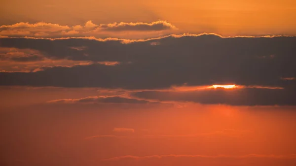 Солнце прячется за облаками. — стоковое фото