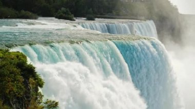 Niagara Şelalesi'nin hızlı akışı. Güzel bir mavi tonu su. Yavaş çekim hd video