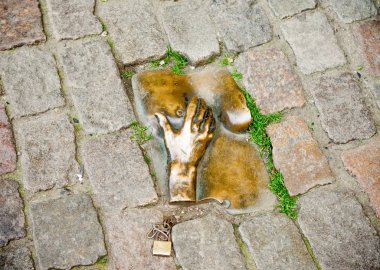 Amsterdam, Hollanda, Mayıs 2011: Red Light District fahişeanıtı. Kaldırım taşları arasında elkadın meme tutar kompozisyon döktü.