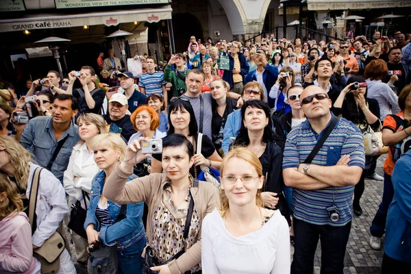 Prague, République tchèque, mai 2010 : Une foule de touristes regarde vers l'ancienne horloge astronomique . — Photo