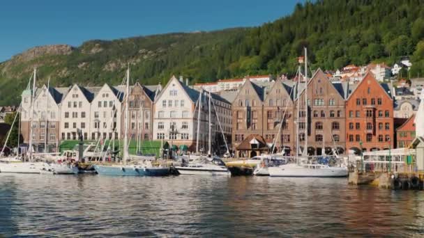The ancient embankment of the city of Bergen, the famous old colorful houses, the symbol of the city — Stock Video