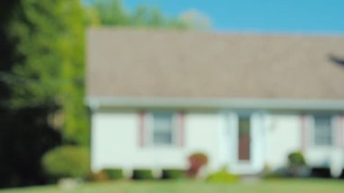 Genç bir çift yeni rüya evlerinin arka planında birbirlerinin ellerini alır. Gayrimenkul konsepti satın alma
