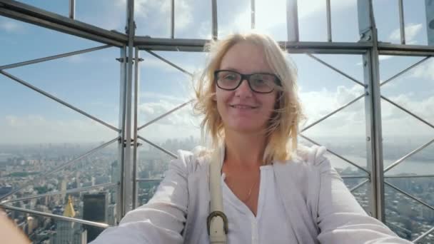 Hübsche Touristin wird vor der Kulisse von New York fotografiert. Tourismus in den USA — Stockvideo