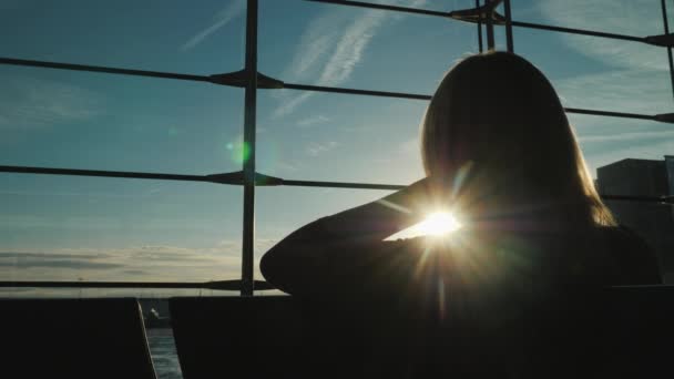 여자는 쓸 어 앞으로 공항의 큰 창에서 터미널. 여행 기대에 — 비디오