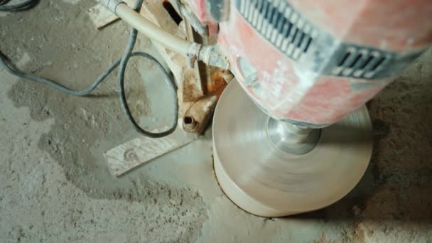 Potente herramienta eléctrica perfora un agujero en un techo de hormigón — Vídeos de Stock