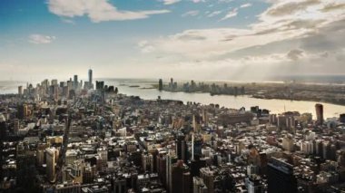 Güneş ışınları ile dramatik bir gökyüzünün arka planda Manhattan'ın epik görünümü